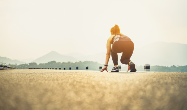 corredores-mujer-zapatillas-carretera-estan-preparados-abandonar-punto-partida_2034-1526